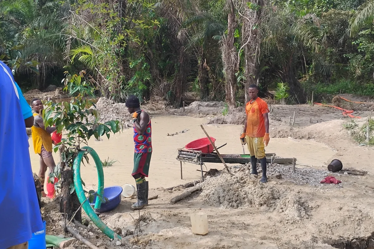 Existing informal working area with water and manual equipment